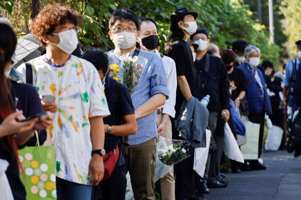 Nhiều người dân xếp hàng từ sáng sớm để đặt hoa viếng ông Abe bên ngoài Nippon Budokan. (Ảnh: Reuters)