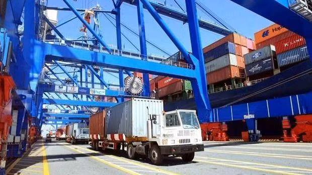 Bốc dỡ container tại cảng Hải Phòng. (Ảnh: TTXVN)