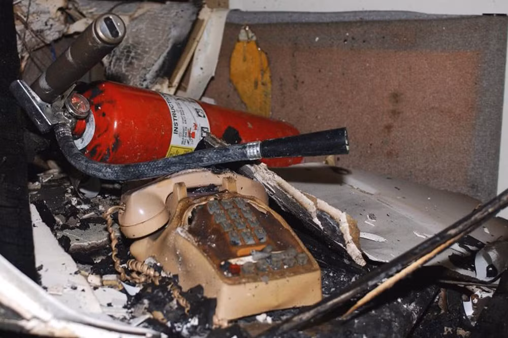 Vật dụng bị cháy đến biến dạng được tìm thấy trên bàn làm việc trên tầng 5 của Lầu năm góc sau vụ tấn công khủng bố. (Ảnh: FBI)