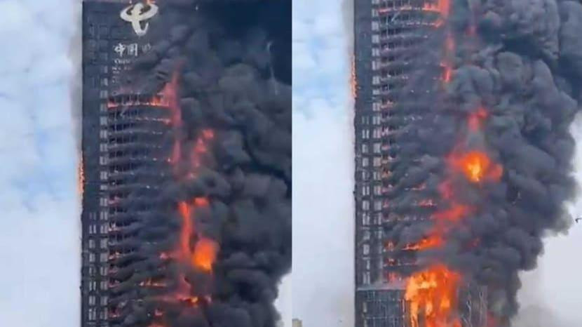 Hai hình ảnh về đám cháy tại tòa nhà Viễn thông Trung Quốc. (Nguồn: Twitter/@melonconsumer/Channelnewsasia)