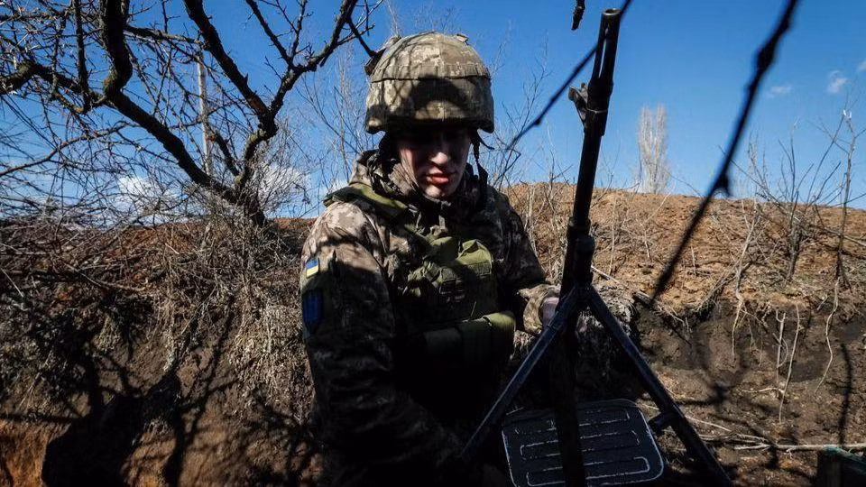 Một quân nhân Ukraine xuất hiện gần làng Travneve, Donetsk, Ukraine, ngày 21/2/2022. (Ảnh: Reuters)