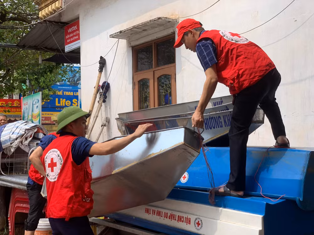 Hội Chữ thập đỏ tỉnh Hà Tĩnh kiểm tra thuyền máy, chủ động ứng phó với diễn biến phức tạp của bão Noru.