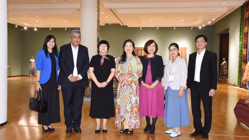 Phu nhân Nguyễn Thị Thanh Nga cùng các đại biểu.