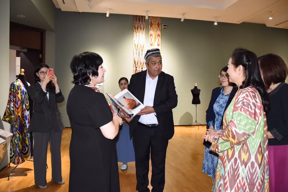 Phu nhân Chủ tịch Quốc hội Nguyễn Thị Thanh Nga nghe Giới thiệu sách về nghệ thuật thủ công mỹ nghệ của Uzbekistan. 