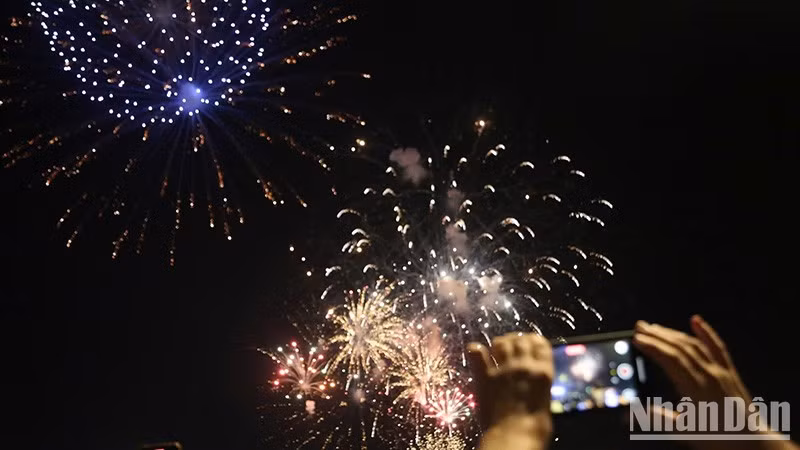 Thành phố Hồ Chí Minh sẽ bắn pháo hoa tầm cao trong 3 ngày nhân kỷ niệm 50 năm Ngày Giải phóng miền nam, thống nhất đất nước (30/4/1975-30/4/2025). (Ảnh: THẾ ANH)