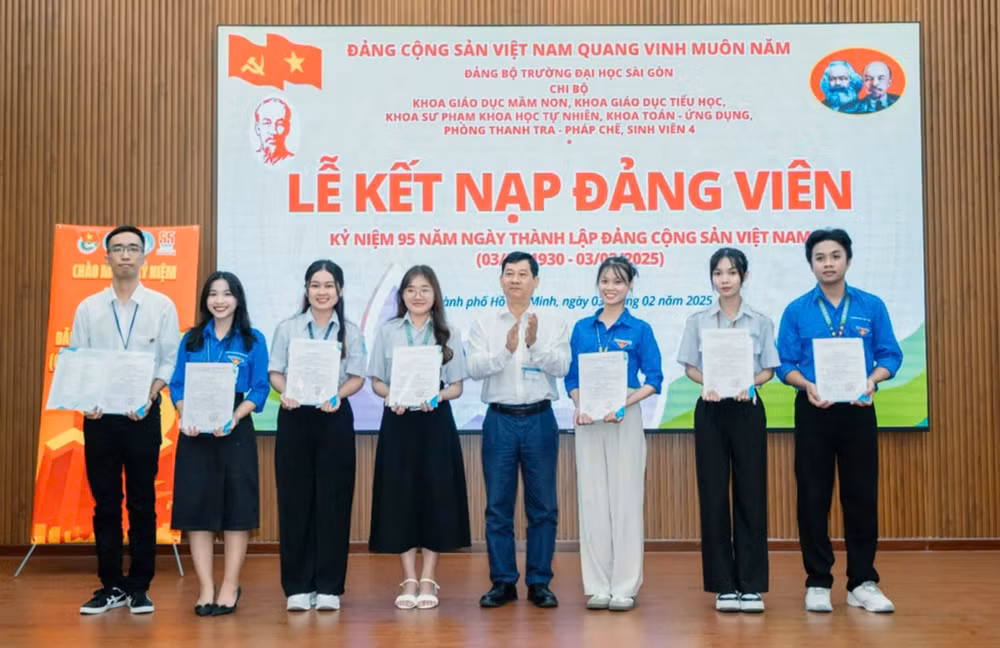 Lễ kết nạp đảng viên cho các sinh viên tại Trường đại học Sài Gòn. (Ảnh: HOÀI THU)