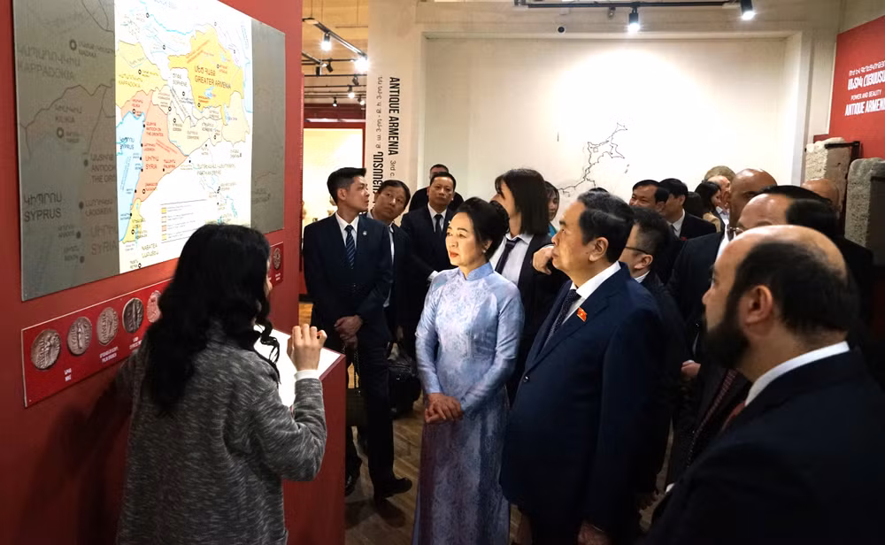Chủ tịch Quốc hội và Phu nhân nghe giới thiệu về các tài liệu lịch sử, văn hóa đất nước bạn.