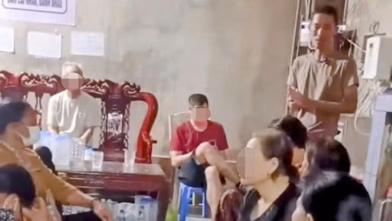 Ông Đặng Văn Cương (người đứng) đang hướng dẫn người dân phương pháp "chữa lành" bằng uống nước kiềm và nhịn ăn.