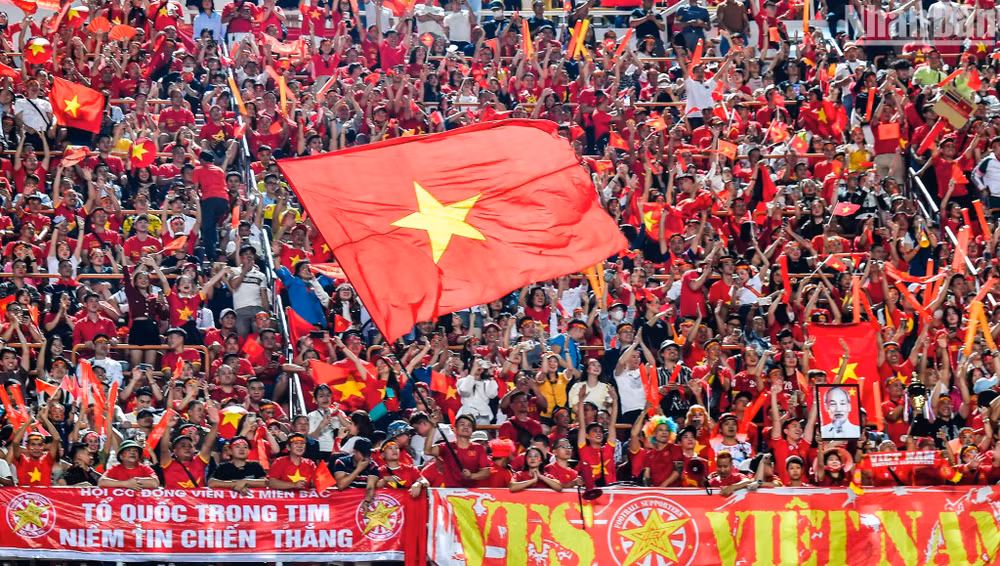 30 phút trước giờ bóng lăn, khu vực khán đài dành cho các cổ động viên Việt Nam đã được nhuộm đỏ.