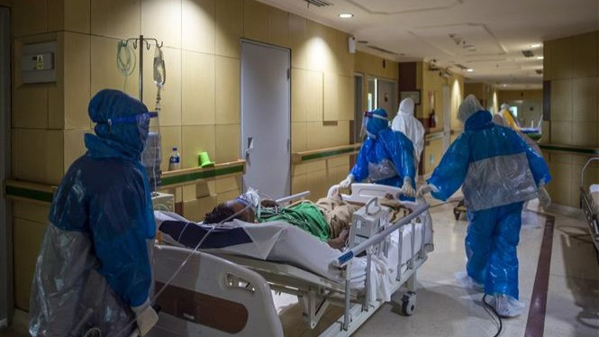 Nhân viên y tế chuyển bệnh nhân Covid-19 tại bệnh viện ở Surabaya, Đông Java, Indonesia. (Ảnh tư liệu: AFP/TTXVN)