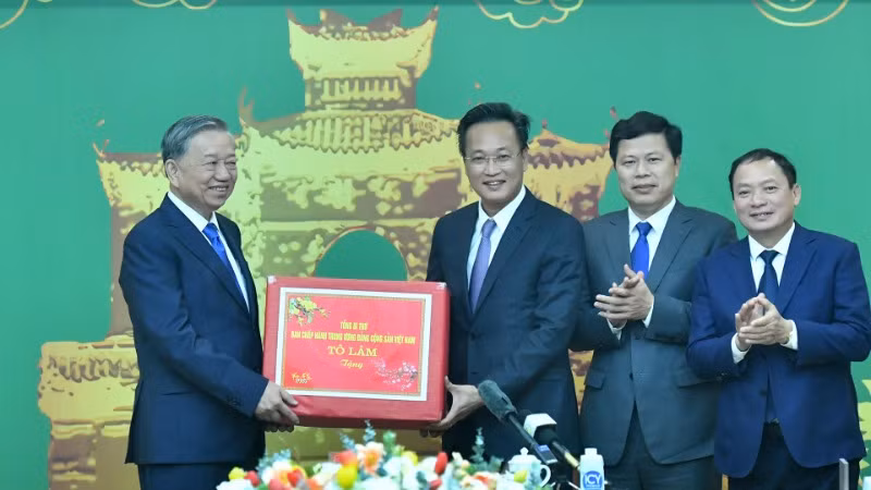 Tổng Bí thư Tô Lâm trao quà tặng Đảng bộ, chính quyền và nhân dân tỉnh Hưng Yên. 