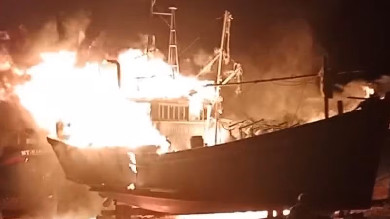 Chiếc tàu đánh cá mang số hiệu NT91096TS khi bốc cháy (Ảnh: CTV cung cấp)