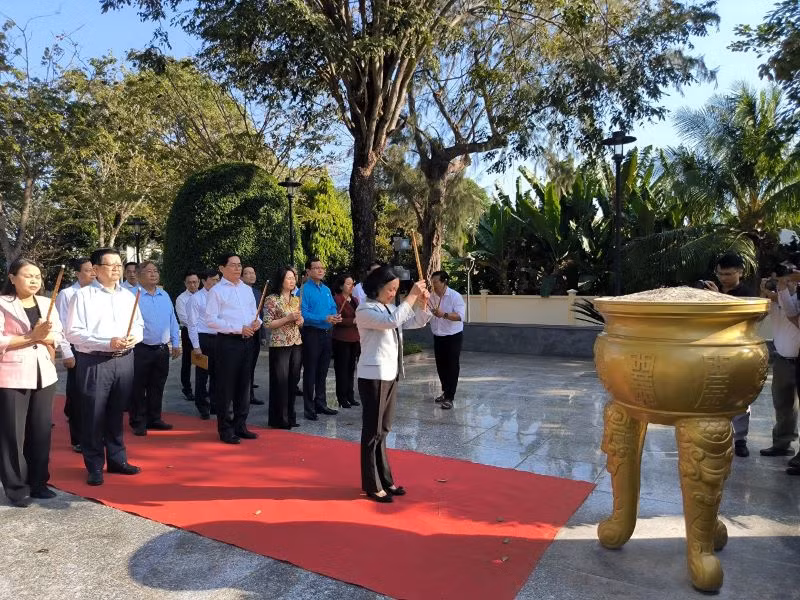 Đồng chí Trương Thị Mai đến đặt vòng hoa, dâng hương nữ Anh hùng Liệt sĩ Võ Thị Sáu tại thị trấn Đất Đỏ, huyện Đất Đỏ.