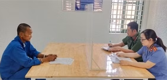 Đối tượng Phạm Công Hùng Nhân tại Cơ quan điều tra, Công an thành phố Bà Rịa (tỉnh Bà Rịa-Vũng Tàu).