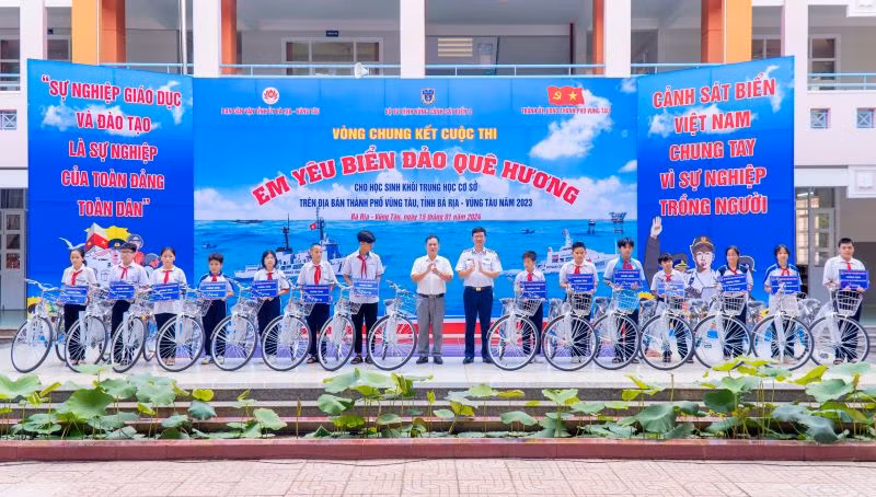 Ban Tổ chức đã trao tặng 15 xe đạp cho các em học sinh có hoàn cảnh khó khăn, vươn lên học giỏi tại thành phố Vũng Tàu.