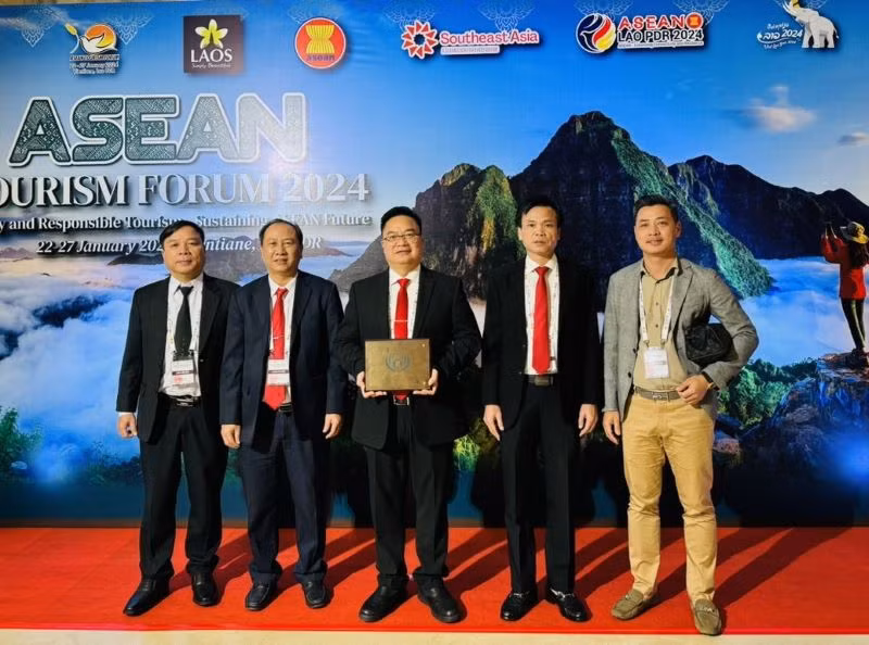 Ông Hoàng Vũ Thảnh (đứng giữa), Chủ tịch Ủy ban nhân dân thành phố Vũng Tàu nhận giải tại thủ đô Vientiane, Lào.