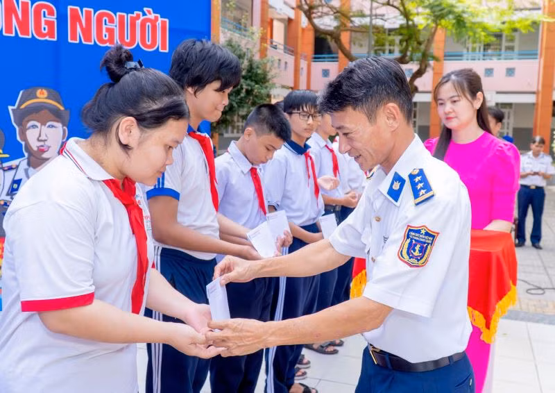 Ban tổ chức trao 80 suất học bổng (trị giá 1 triệu đồng/suất) cho các em học sinh có hoàn cảnh khó khăn, vươn lên học giỏi.