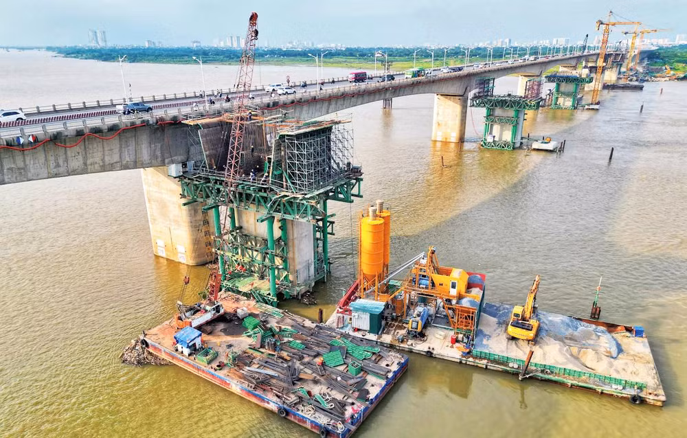 Dự án cầu Vĩnh Tuy giai đoạn 2 đang được các đơn vị khẩn trương thi công. (Ảnh Tuấn Anh)