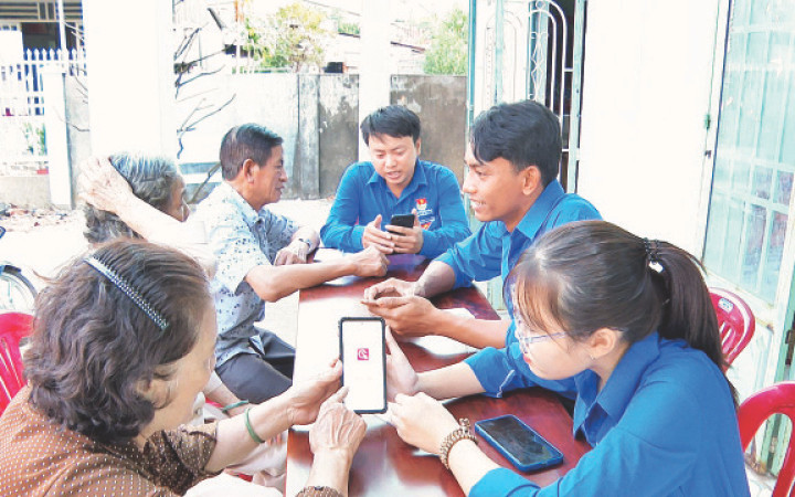 Đoàn viên thanh niên tỉnh Bình Phước hướng dẫn người dân sử dụng ứng dụng định danh điện tử.