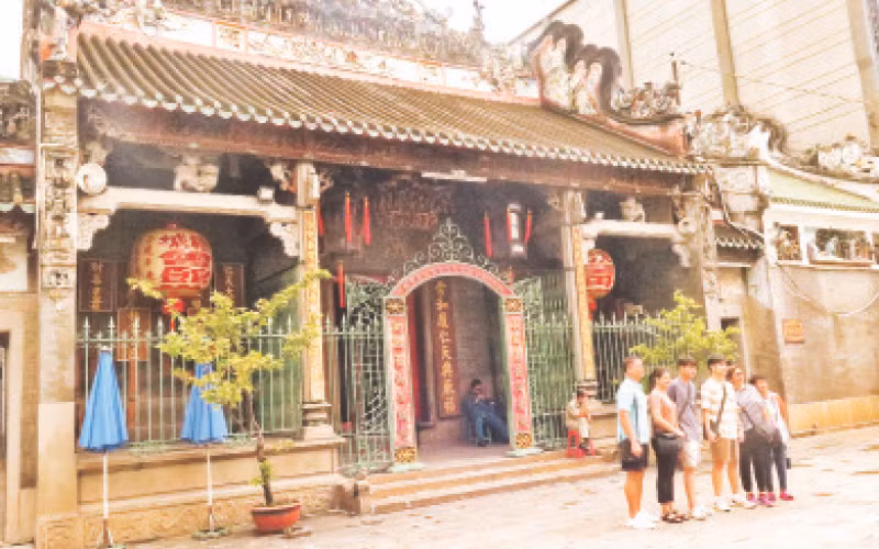 Miếu Thiên Hậu (Tuệ Thành hội quán), di tích kiến trúc-nghệ thuật quốc gia thu hút khách du lịch đến tham quan. 