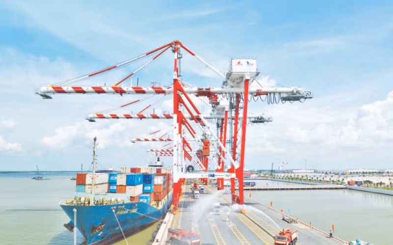 Cảng quốc tế Long An tiếp nhận chuyến tàu công-ten-nơ đầu tiên cập cảng ngày 22/6/2023.