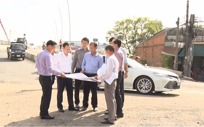 Đồng chí Nguyễn Văn Hiếu (người thứ hai từ trái sang) kiểm tra dự án cầu Tây Đô. (Ảnh THANH XUÂN)