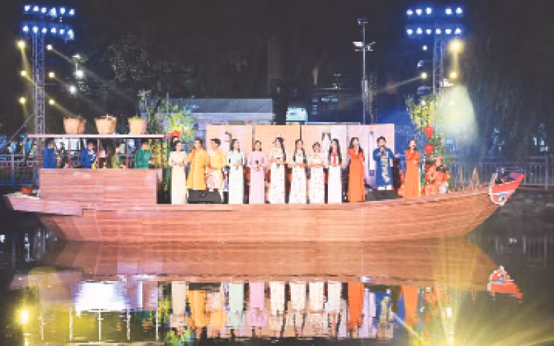 Biểu diễn Đờn ca tài tử tại Thành phố Hồ Chí Minh.