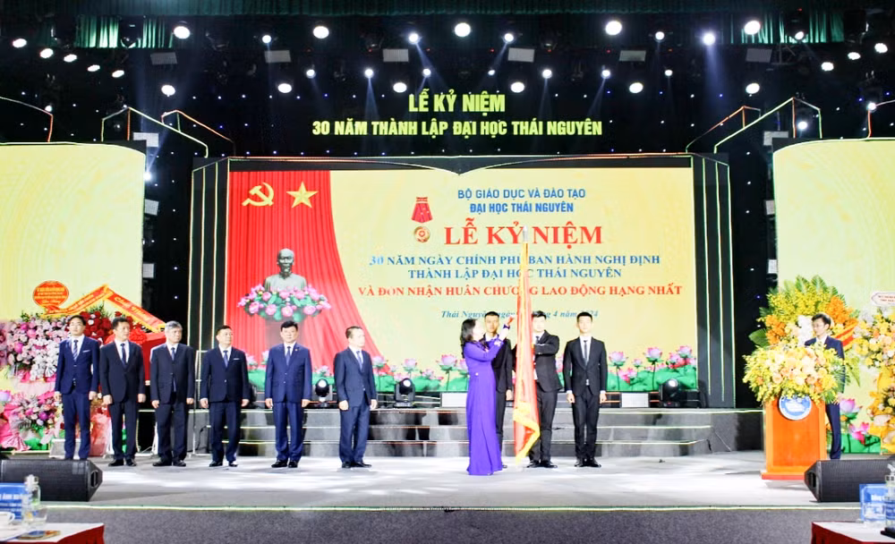 Quyền Chủ tịch nước Võ Thị Ánh Xuân thực hiện nghi thức trao tặng Huân chương Lao động hạng Nhất cho Đại học Thái Nguyên.