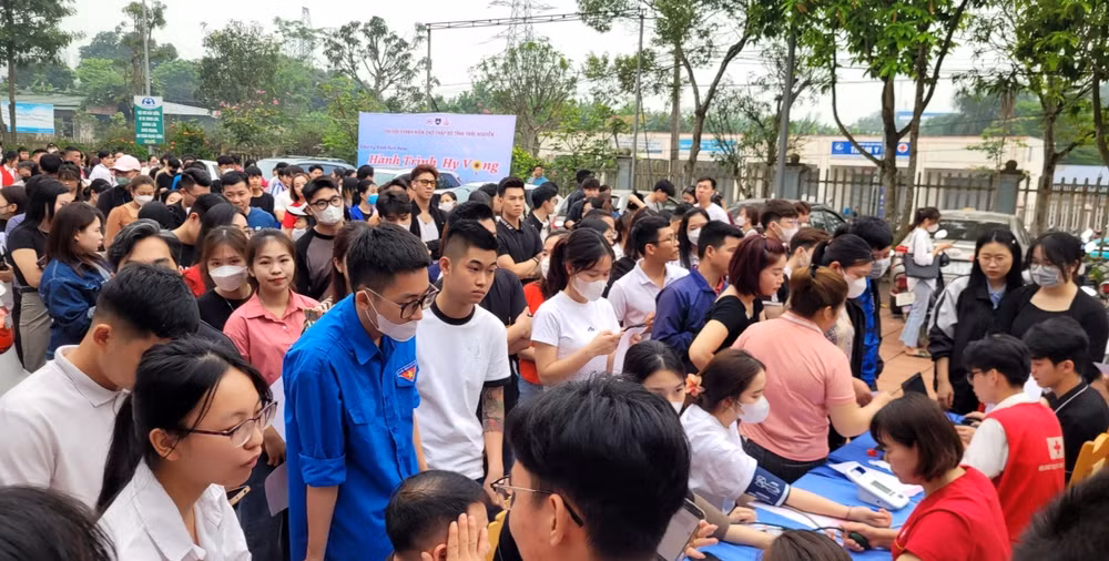 Sinh viên Đại học Thái Nguyên hiến máu tình nguyện.