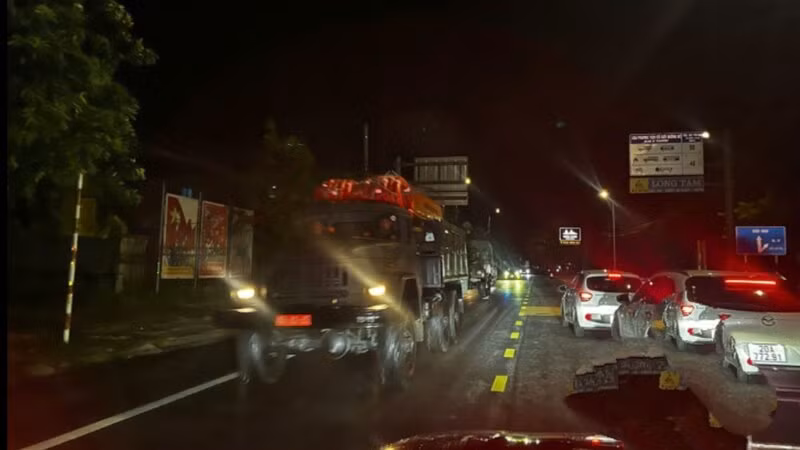 Xe quân sự hỗ trợ người dân bị ngập ở thành phố Thái Nguyên di chuyển đến nơi an toàn.