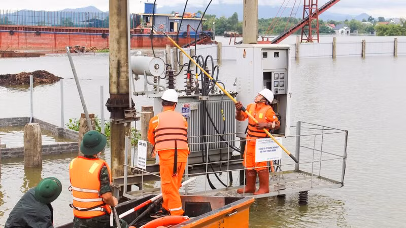 Nỗ lực khắc phục sự cố, đến cuối giờ sáng ngày 13/9, toàn tỉnh chỉ còn hơn 4.400 khách hàng chưa được cấp điện trở lại.