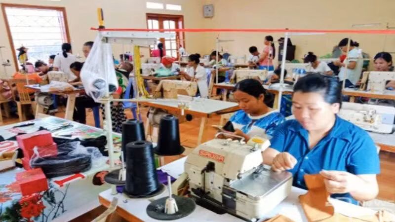 Lớp học may công nghiệp được tổ chức cho hơn 30 chị em dân tộc H’Mông ở xóm Bản Tèn, xã Văn Lăng, huyện Đồng Hỷ.