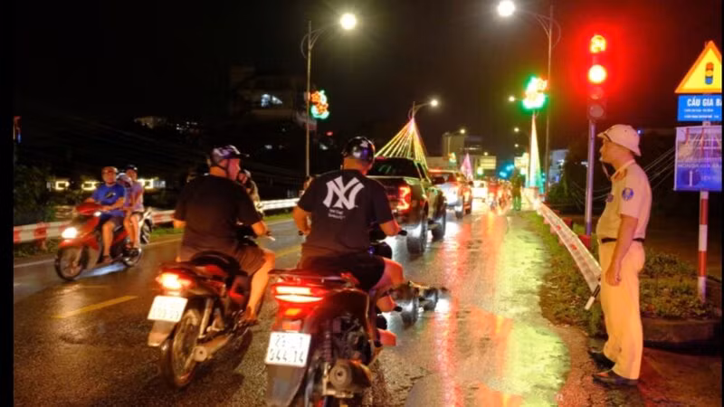 Cảnh sát giao thông yêu cầu người dân không xem lũ trên cầu Gia Bẩy, thành phố Thái Nguyên.