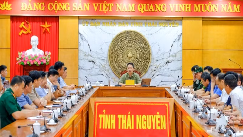 Đêm 8/9, Chủ tịch Ủy ban nhân dân tỉnh Thái Nguyên Nguyễn Huy Dũng triệu tập họp khẩn cấp để triển khai các biện pháp ứng phó lũ lớn.