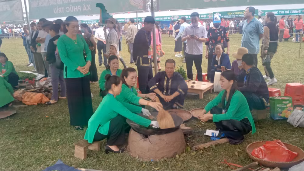 Thi sao chè truyền thống tại lễ hội.
