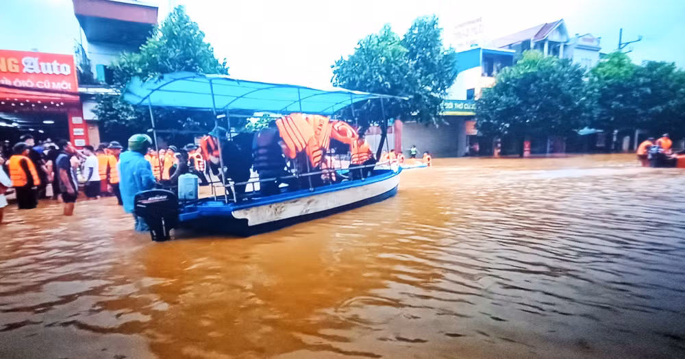 Công an, bộ đội vừa đưa dân đến nơi an toàn, vừa mang thức ăn, nước uống cho người dân vùng lũ.