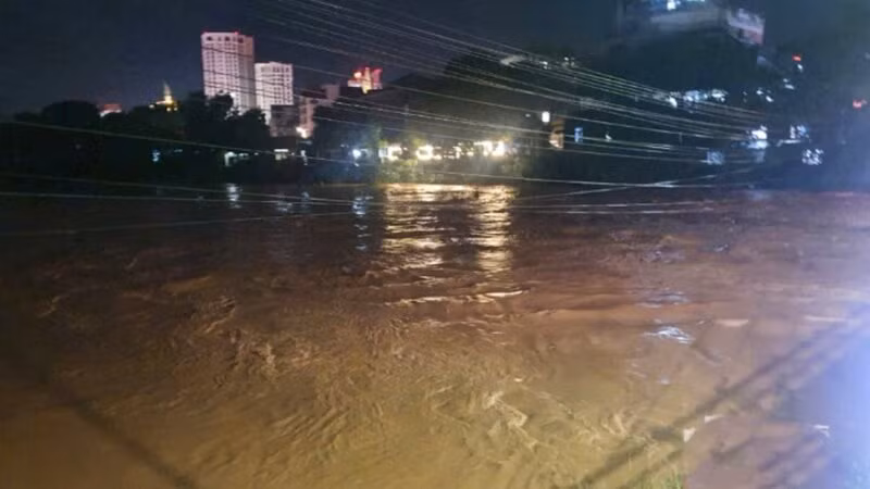 Lũ trên sống Cầu Vượt báo động 3, ngập nhiều nơi ở thành phố Thái Nguyên.