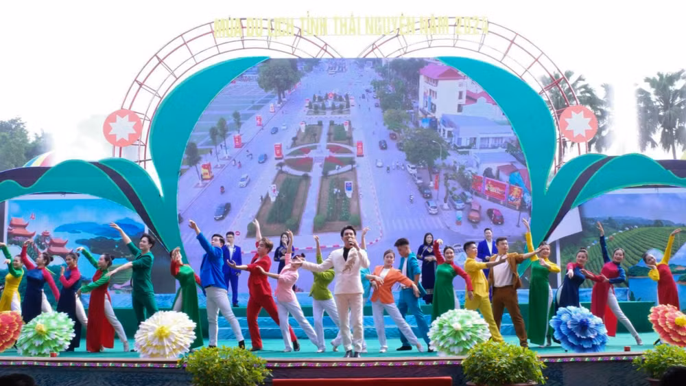 Nhiều tiết mục văn nghệ được trình diễn tại buổi khai mạc du lịch 2024.