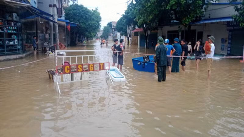 Người dân Thái Nguyên vất vả vượt qua lũ lớn.