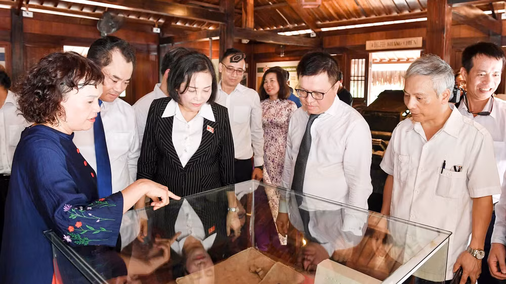 Các đồng chí lãnh đạo tham quan hiện vật trưng bày tại di tích.