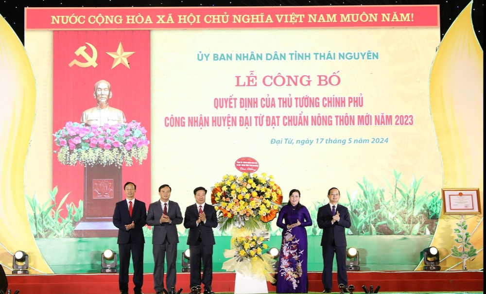 Lãnh đạo tỉnh Thái Nguyên chúc mừng huyện Đại Từ đạt chuẩn nông thôn mới.