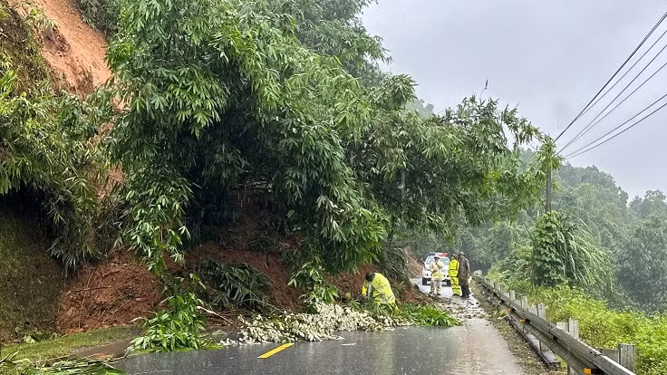 Công an khắc phục sạt lở trên Quốc lộ 3C từ huyện Định Hóa đi huyện Chợ Đồn (Bắc Kạn).