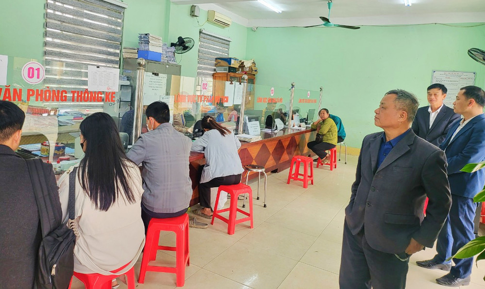 Cán bộ, công chức bộ phận một cửa xã Hợp Tiến, huyện Đồng Hỷ (Thái Nguyên) tiếp nhận và giải quyết thủ tục hành chính của người dân ngay từ sáng mồng 6 Tết