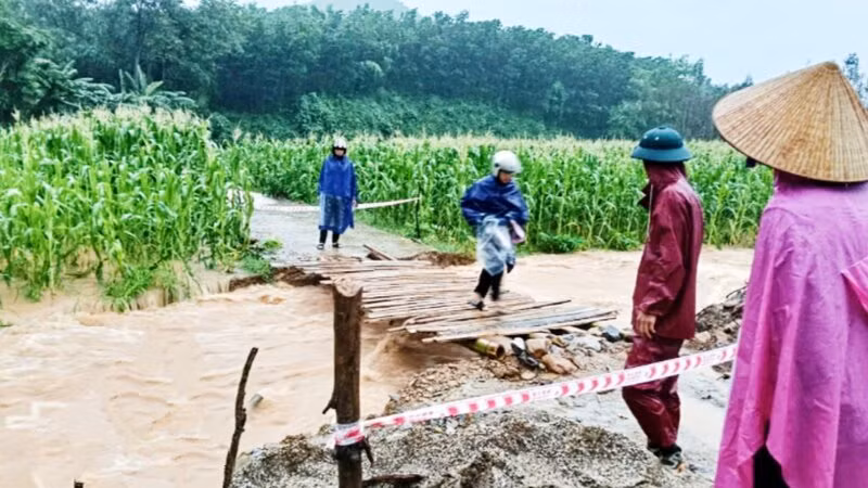 Dân quân và người dân xã Văn Lăng tìm kiếm cháu bé dọc suối Khe Mong.
