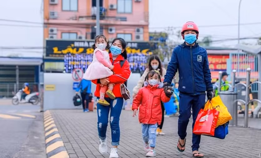 Công nhân Thái Nguyên hân hoan khi được Liên đoàn Lao động tỉnh tổ chức hơn 200 chuyến xe đưa về 16 tỉnh ăn Tết và đón trở lại làm việc sau Tết.