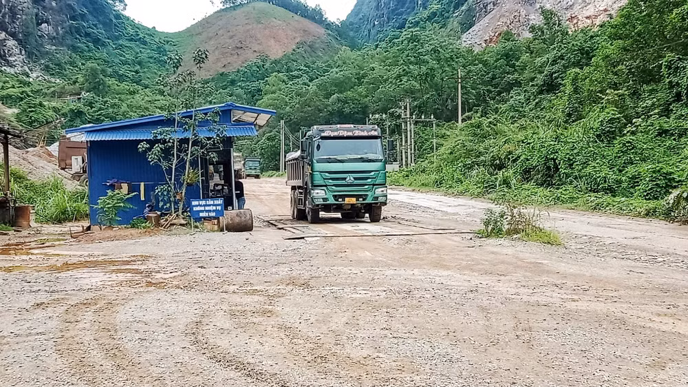 Mỏ đá Lân Đăm 2 ở xã Quang Sơn, huyện Đồng Hỷ lắp đặt trạm cân, camera theo dõi vận chuyển khoáng sản ra khỏi mỏ.