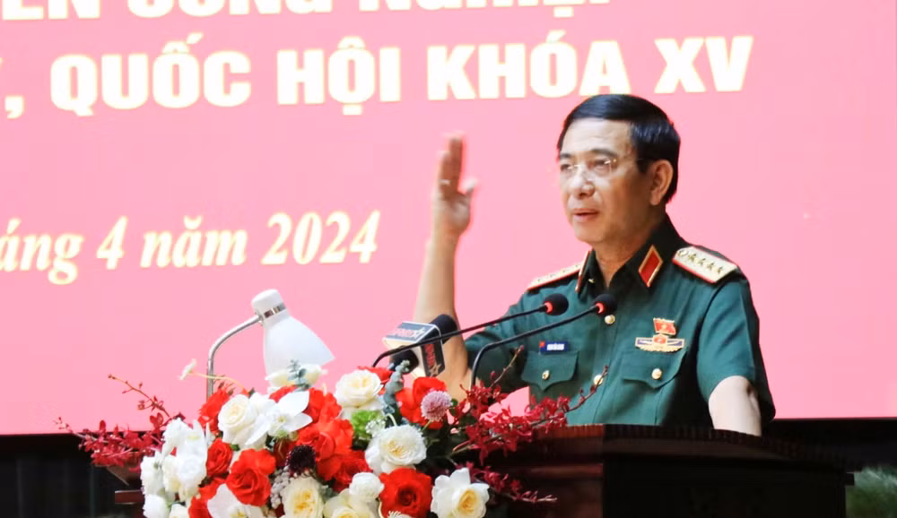 Đại tướng Phan Văn Giang phát biểu ý kiến với cử tri.