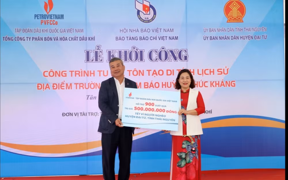 Tập đoàn Dầu khí Việt Nam tặng 900 suất quà (tổng trị giá 500 triệu đồng) cho những gia đình có hoàn cảnh khó khăn trong dịp Tết Nguyên đán Giáp Thìn 2024.