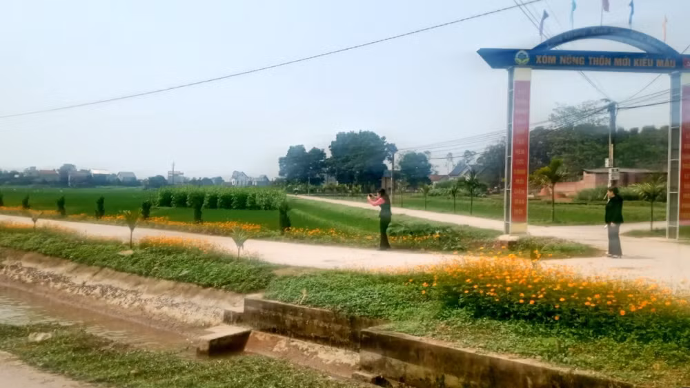 Kênh mương và đường giao thông ở xã Dương Thành, huyện Phú Bình được đầu tư nâng cấp, thúc đẩy sản xuất, vận chuyển hàng hóa.