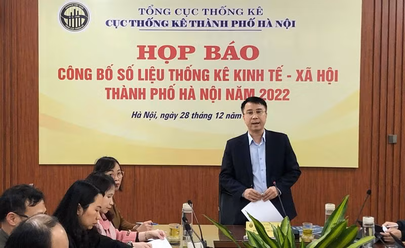Lãnh đạo Cục Thống kê Hà Nội báo cáo kết quả phát triển kinh tế, xã hội năm 2022 của Thủ đô.